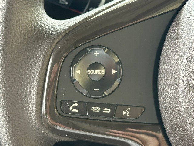 オーディオリモコン付きでハンドルを握ったままオーディオ操作が可能です。