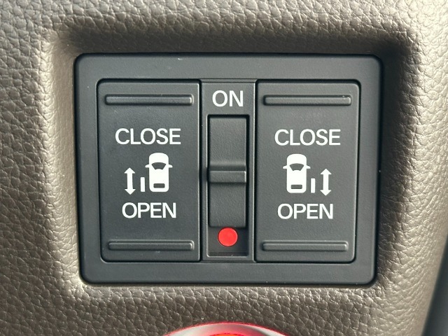 両側電動スライドドア装備☆ワンタッチでスライドドアの開閉が出来ます。また、キー操作で開閉も可能です。