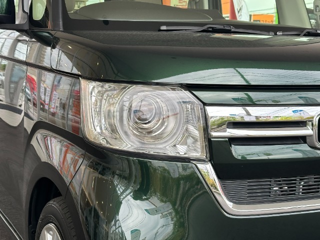 先進のLEDヘッドライトは、高効率・低消費電力タイプのライトで、より広い範囲を照らせます。