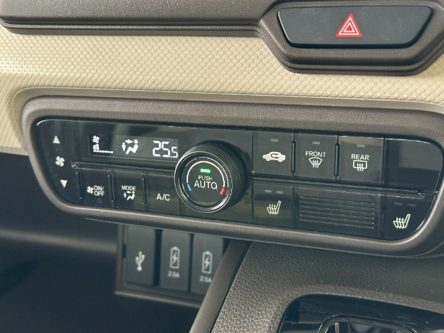 快適なオートエアコン装備ですので、お好みの温度に設定すると、風量を自動で調整してくれます。