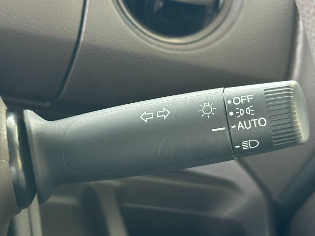 オートライト機能付なので、夕暮れ時や、トンネルなどでの付け忘れ、消し忘れがなくなります。また、夜間はエンジンを掛けたら点灯、切ると消灯致します。