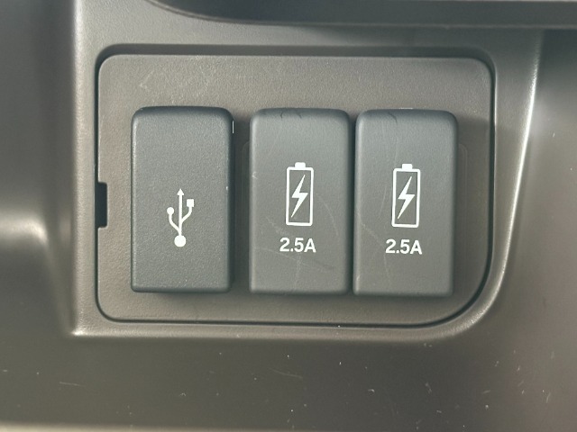 電子機器の接続も可能なUSBジャックが付いております♪