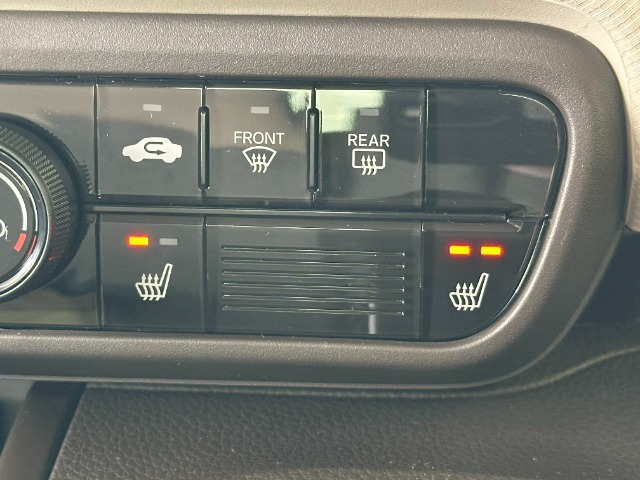 シートヒーターも装備しています！！運転席・助手席の座面、背もたれも暖かくなります！