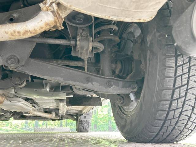 お車を安心してお乗りいただく為には、足回りの定期点検が欠かせません。サービスサポート（有償保証）では無料点検もご提供しており、安心のカーライフをお過ごしいただけるサポート体制が整っています。