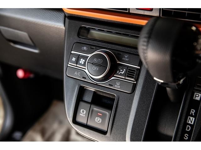 車内の温度を一定に保つことができ、快適ドライブをアシストするフルオートエアコン。
