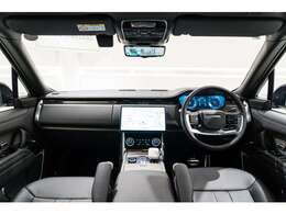 ランドローバー社の伝統の垂直にデザインされた内装は車が悪路で傾いているかぱっと見でも確認できる為の垂直にデザインされた内装になります。イギリス車ならではの落ち着いた雰囲気も好評です。