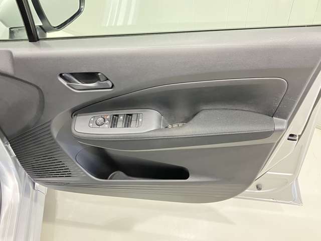 【運転席ドア】ボトルホルダーや収納ポケットが付いているので運転席周りもスッキリ保てます★