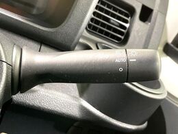 【オートライト】周りの明るさに応じて自動でヘッドライトの点灯・消灯ができる機能です！ライトの付け忘れ・消し忘れなどが無くなり、雨の日や夕方の走行も安心！トンネル通過時も便利ですね♪