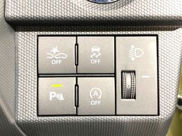 【スマートアシスト】走行中に前方の車両等を認識し、衝突しそうな時は警報とブレーキで衝突回避と被害軽減をアシスト。より安全にドライブをお楽しみいただけます。
