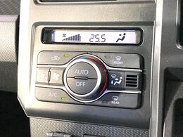 【オートエアコン】一度お好みの温度に設定すれば、車内の温度を検知し風量や温度を自動で調整。暑い…寒い…と何度もスイッチ操作をする必要はありません。快適な車内空間には必須の機能ですね♪