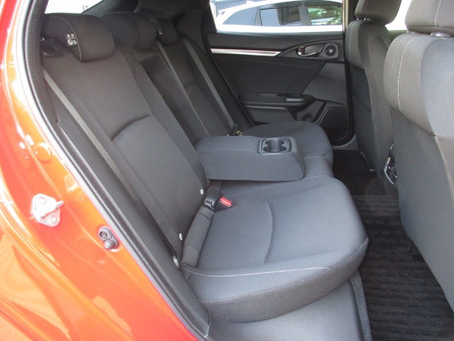 リアシートは、シートの座面を考慮し、適度なホールド感をもたせ、ゆとりある着座姿勢を保てるようにシートバックの角度を適度に設定したシートにしています。長距離にも十分適してます。