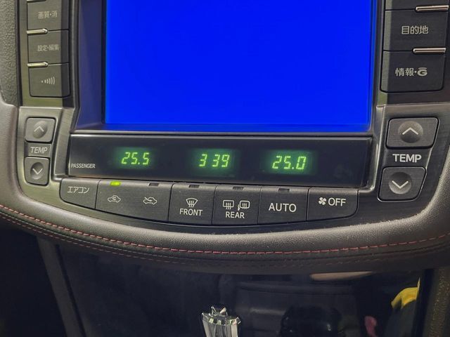 【オートエアコン】一度お好みの温度に設定すれば、車内の温度を検知し風量や温度を自動で調整。暑い…寒い…と何度もスイッチ操作をする必要はありません。快適な車内空間には必須の機能ですね♪
