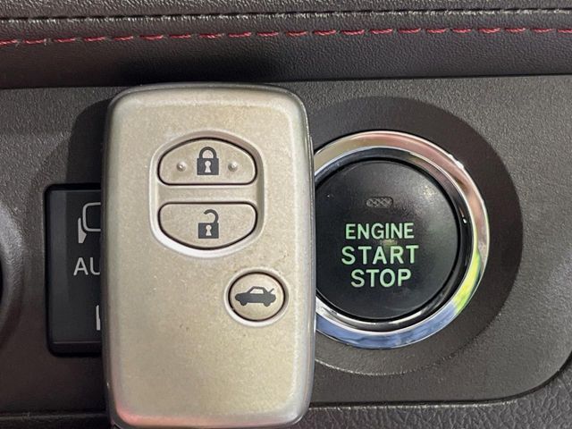 【スマートキー】カバンやポケットに入れたままでもドアの施錠・解錠が可能なスマートキーを装備。エンジンのオン・オフ時もカギを取り出す必要が無いからとっても便利です♪
