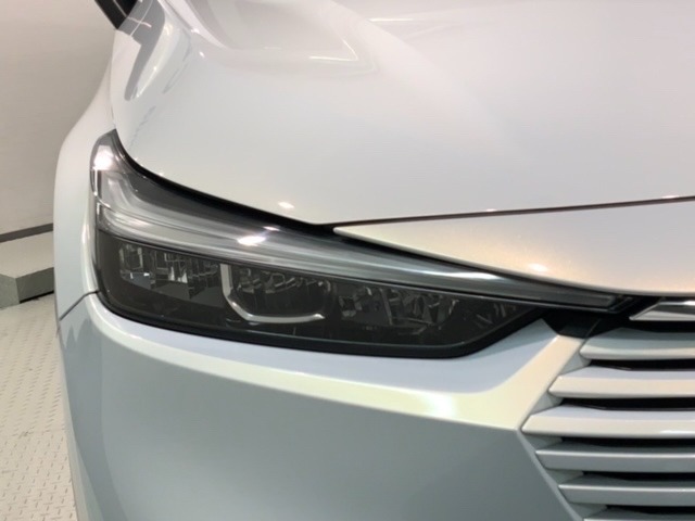 LEDヘッドライトは、点灯の瞬間から最大光量を発揮し、突然暗くなるトンネルなどでの安定感を高めます。