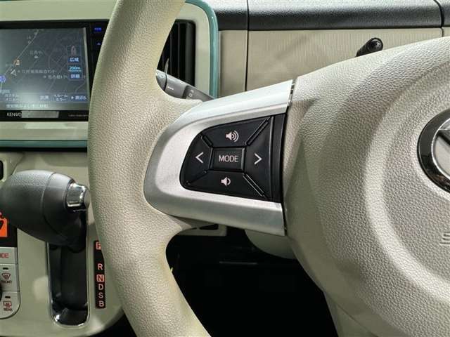 ステアリングスイッチ装備！運転しながら手元でオーディオの操作などができます。