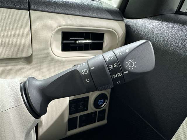 【オートライト】車外の明るさに応じて、自動的にライトの点灯・消灯をしてくれます。