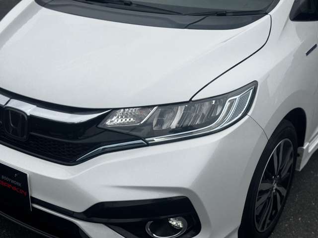 クリアで美しいヘッドライトが、車の外観を引き立てています。状態も良好です！