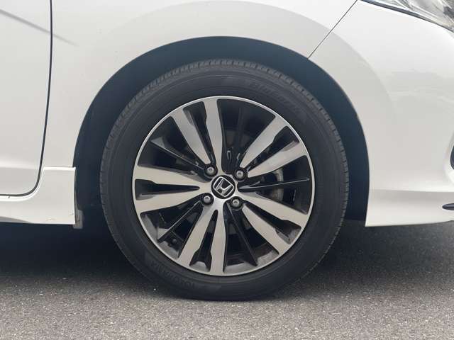 純正のアルミホイールが装備されており、デザイン性と耐久性を兼ね備えています。車全体のバランスが良く、スタイリッシュな印象を与えます。
