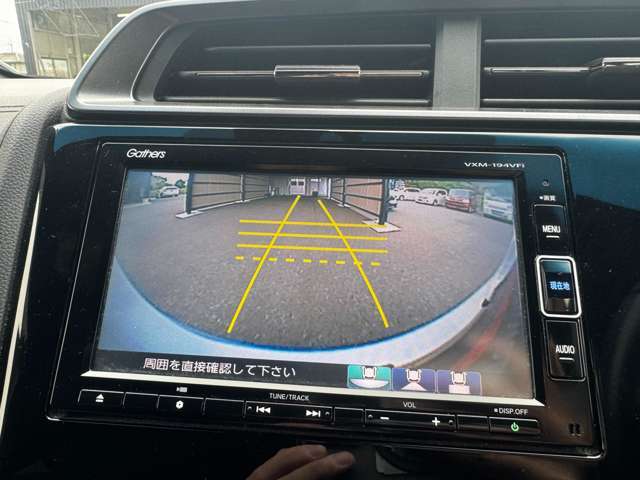 バックカメラが装備されており、駐車や狭い場所での後退時も安心して操作できます。