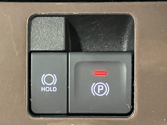 【電動パーキングブレーキ＋オートブレーキホールド機能】　指先だけで簡単に操作が可能なパーキングブレーキ、スイッチを押すとブレーキペダルから足を離してもブレーキを保持できるオートブレーキホールド搭載