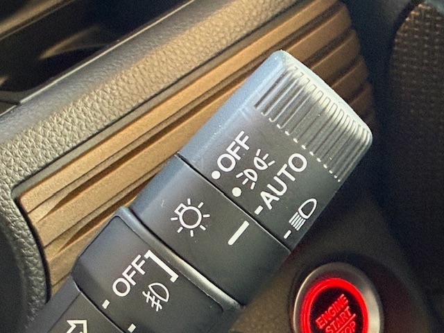 【オートライト】周辺が暗くなるとライトが自動で点灯し、明るくなると自動で消灯する便利な機能です。「AUTO」と書かれた箇所にレバースイッチを指定すると日没時やトンネル進入時に自動でライトが点灯します。