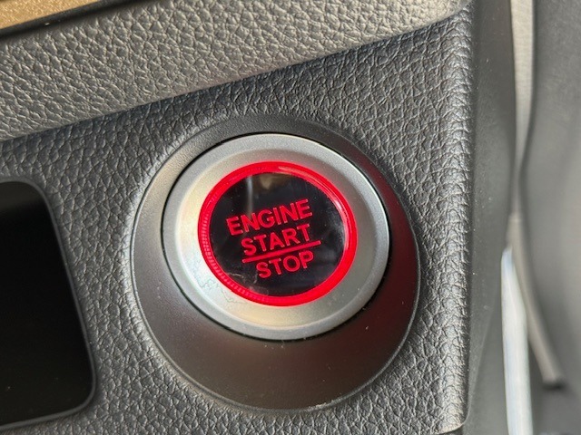 【プッシュエンジンスタート/ストップスイッチ】Hondaスマートキーを携帯していればスイッチを押すだけで、エンジンの始動・停止が可能。キーをバッグから取り出して差し込む手間がいりません。
