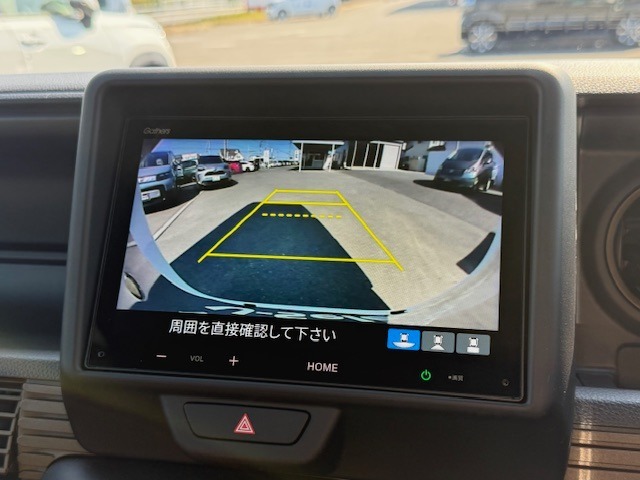 バックカメラが付いておりますので目視では確認しきれない部分を映しだしてくれるので事故防止に役立ちます。