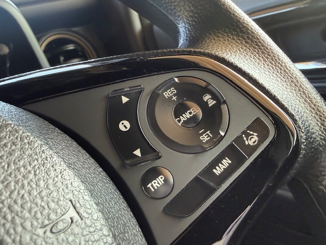 【クルーズコントロール】搭載車です。アクセルペダルを踏み続けることなく一定速度で走り続けられるので高速道路での運転による疲労軽減やアクセル操作を減らして燃費向上にも繋がります。