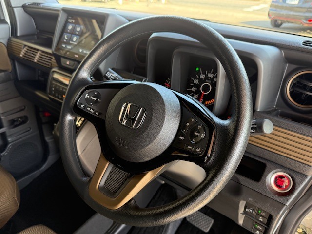 【ステアリングスイッチ】が付いており運転中に前方から目線をそらすことなくオーディオ等の操作が可能なので安心・快適にカーライフをお楽しみいただけます。