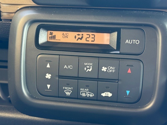 オートエアコン機能で設定した温度に自動で調整し快適な車内空間を保ってくれます。