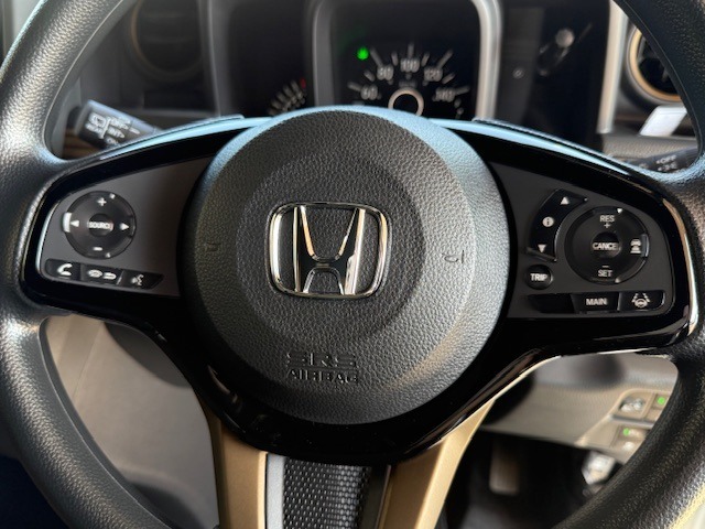 【ステアリングスイッチ】が付いており運転中に前方から目線をそらすことなくオーディオ等の操作が可能なので安心・快適にカーライフをお楽しみいただけます。