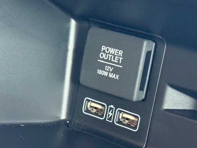 USBがついているのでスマホによる音楽再生や長距離ドライブでバッテリーの残量が減ってしまった時、移動時間に車内で充電することができるのでとても便利です。