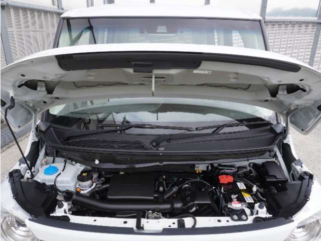 エンジンは車の心臓部分です。このエンジンルームが汚いとトラブルの基になります。当店は専用の液剤を使って徹底的に綺麗にします。