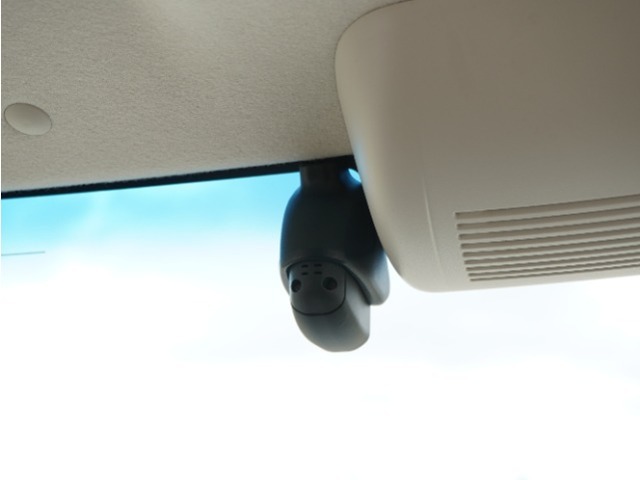 ◆ドライブレコーダー◆映像・音声などを記録する自動車用の装置です。　もしもの事故の際の記録はもちろん、旅行の際の思い出としてドライブの映像を楽しむことができます。