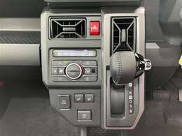 【まるまるクリーニング】内装工程では、中古車を気持ちよくお乗りいただけるよう清掃しております。シートの洗浄はもちろん、ニオイの元となるフロアカーペットまで洗浄・消臭を実施。