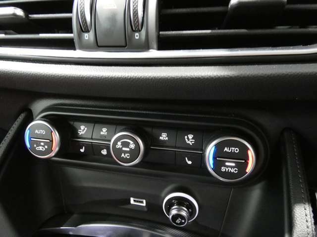 左右独立式フルオートエアコンを装備で車内も快適！