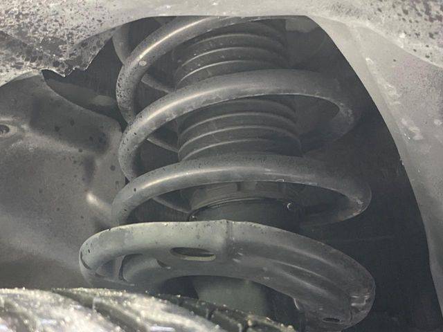 お車を安心してお乗りいただく為には、足回りの定期点検が欠かせません。サービスサポート（有償保証）では無料点検もご提供しており、安心のカーライフをお過ごしいただけるサポート体制が整っています。