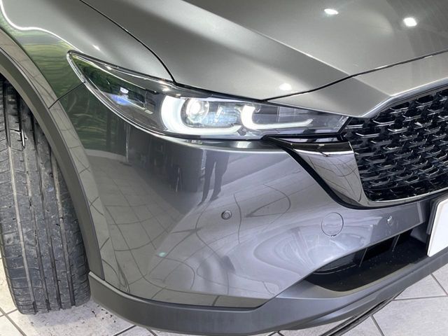 【LEDヘッドライト】悪天候や夜間走行時も良好な視界を確保し安心して運転できる高輝度LEDヘッドライトを装備！点灯速度が早く、消費電力も抑えられています。