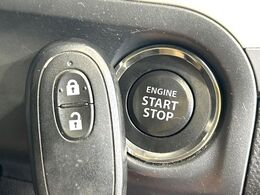 【キーレススタートシステム】カバンやポケットに入れたままでもドアの施錠・解錠が可能なスマートキーを装備。エンジンのオン・オフ時もカギを取り出す必要が無いからとっても便利です♪