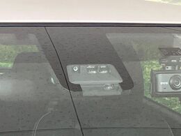 【プリクラッシュセーフティ】前方の車両等を検知し、衝突しそうな時は警報で注意を促し、ブレーキを踏む力をサポート。ブレーキを踏めなかった場合は衝突被害軽減ブレーキが作動、衝突回避をサポートします。