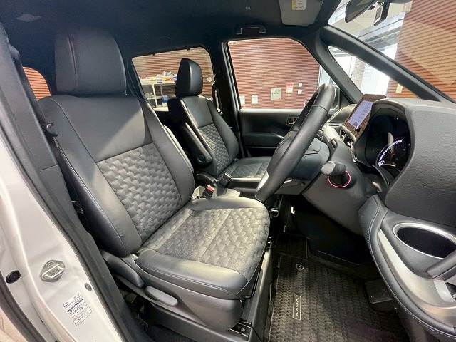 各ブランドのシートカバー取り扱っております、また弊社オリジナルフロアマットもございます。自慢の愛車をアレンジしましょう☆