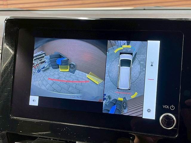 【パノラミックビューモニター】専用のカメラにより、上から見下ろしたような視点で360度クルマの周囲を確認することができます☆死角部分も確認しやすく、狭い場所での切り返しや駐車もスムーズに行えます。