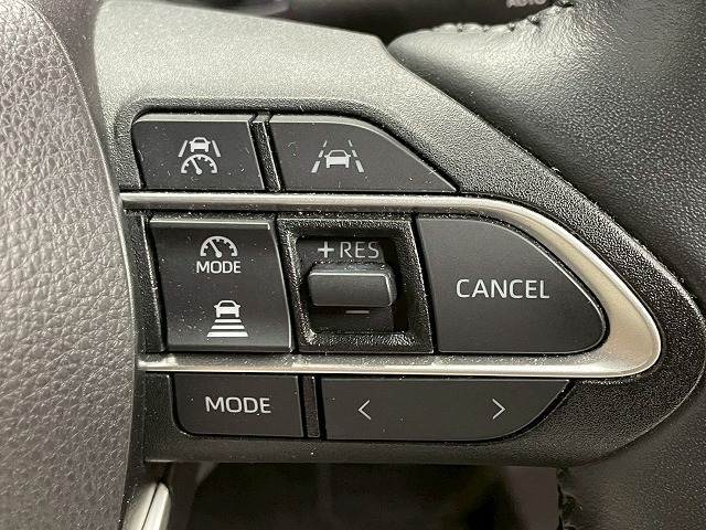 【アダプティブクルーズコントロール】高速走行時に前方のお車を追従してくれるので、長距離ドライブの疲労は大きく軽減されます。