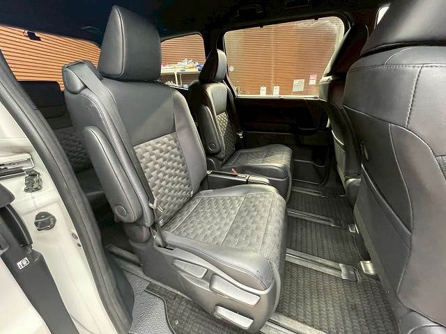 セカンドシートは大人二人が乗っても十分なスペースが確保されております。各種「室内除菌抗菌コーティング」「室内クリーニング」も取り揃えておりますよ。