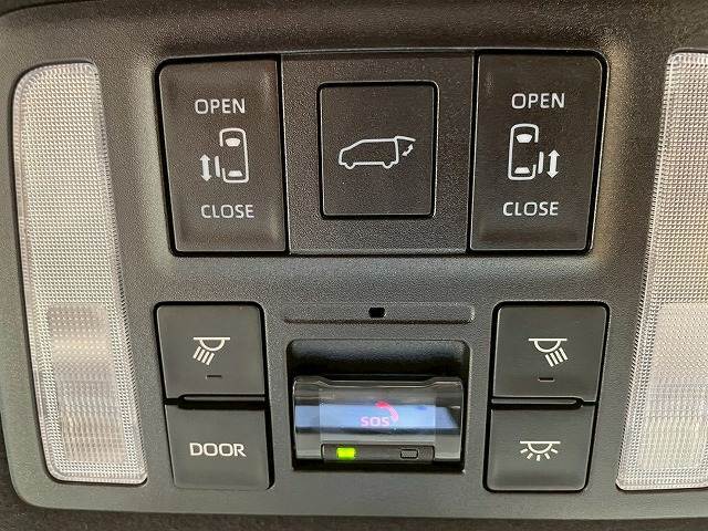 【両側電動スライドドア】運転席よりボタンひとつで開閉可能なスライドドアです。雨の日のお迎えの時など役立ちますね。