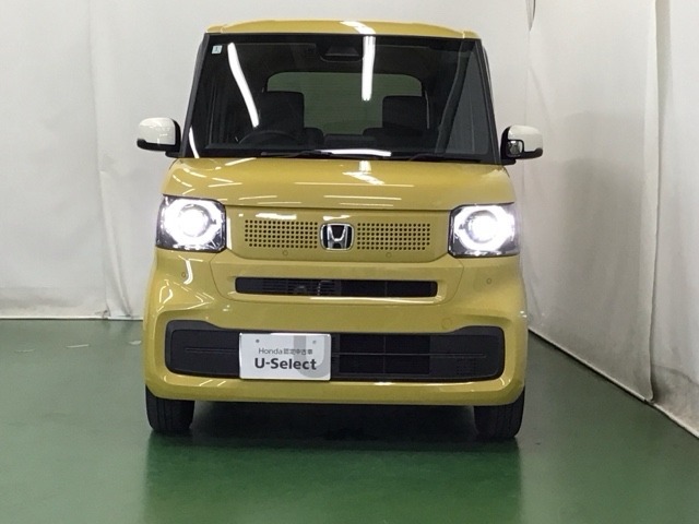 LEDヘッドライトを装備しています。LEDヘッドライトはとても明るく、雨の日や夜間走行も安全・安心です。オートライトコントロール付きで周囲の明るさに応じて自動で点灯・消灯します