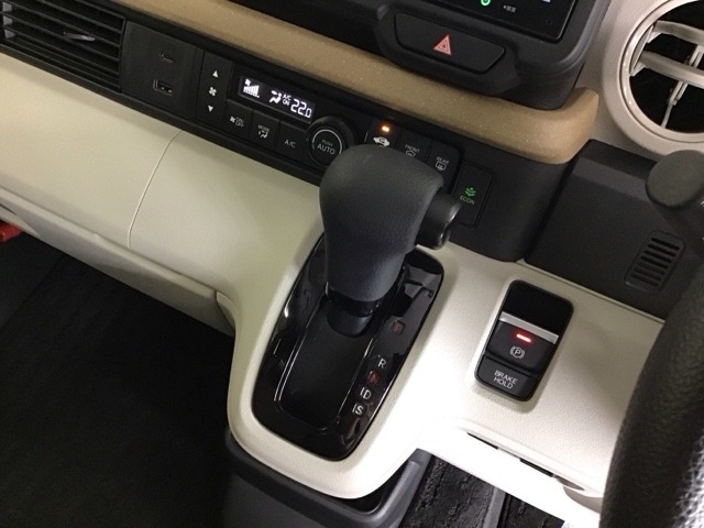 発進時から滑らかに加速する無段階変速のCVTはストップ/ゴーの多い街の中も快適です