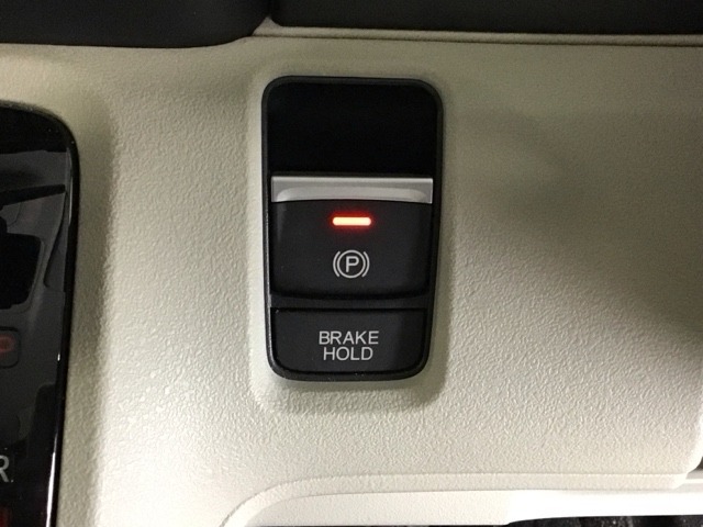 パーキングブレーキはスマートな電子制御式と合わせて渋滞時等にブレーキペダルから足を離しても停車状態を保持してくれるオートブレーキホールド機能で運転が楽になります。スタートはアクセルペダルを踏むだけ