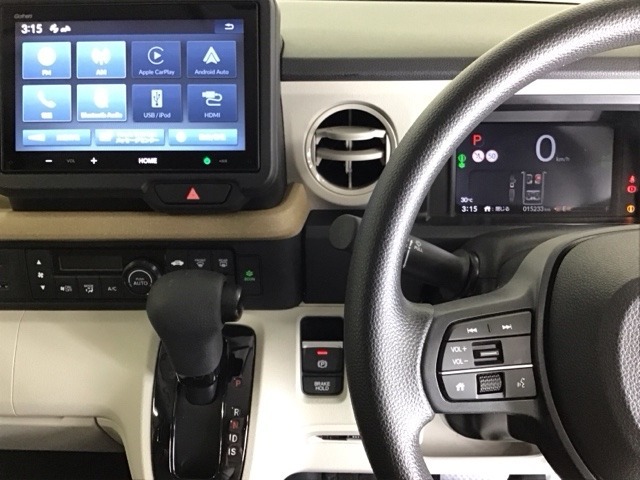 純正ディスプレイオーディオが装備されています。スマホとケーブルで連携するとアップルカープレイやアンドロイドオートなど便利なナビ機能が使えます。行き先検索は音声コマンドに話しかけるだけで検索できます