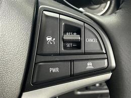 【レーダークルーズコントロール】自動で前の車との車間距離を一定に保ち、速度調整しながら走行します。高速道路のドライブで役立つ装備です。